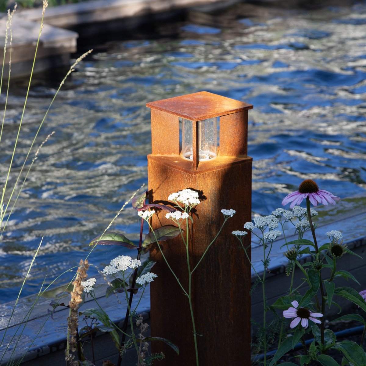 Robuste quadratische Gartenlampe aus Cortenstahl braun Cortenstahl Glasfenster Außenlampe.